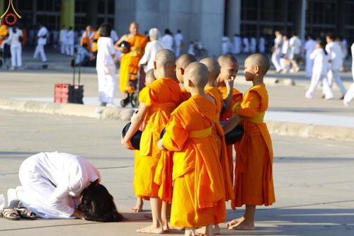 ภาพ No.187908:พิธีตักบาตรฉลองพระใหม่ ต้อนรับพุทธศักราช 2568 ณ ลานธรรมพระมหาธรรมกายเจดีย์ วัดพระธรรมกาย จ.ปทุมธานี วันที่ 1 มกราคม พ.ศ. 2568