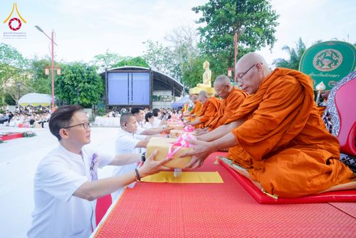 ภาพ No.313932:วันอาทิตย์ที่ 14 มีนาคม พ.ศ. 2569 ทำบุญเมืองหาดใหญ่ตักบาตรพระ 1,109 รูป เติมบุญใหญ่ หลังวิกฤตมหาอุทกภัย ณ ซุ้มประตูไชน่าทาวน์ ถนนศุภสารรังสรรค์ อ.หาดใหญ่ จ.สงขลา