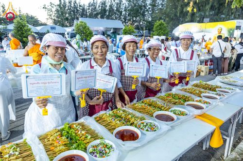 ภาพ No.288048:วันที่ 4 มกราคม พ.ศ. 2569 พิธีถวายภัตตาหารเป็นสังฆทาน แด่พระธรรมยาตรา ในโครงการธรรมยาตรา กตัญญูบูชา มหาปูชนียาจารย์ พระมงคลเทพมุนี(สด จนฺทสโร) พระผู้ปราบมาร อนุสรณ์สถาน 7 แห่ง ปีที่ 14 ณ อนุสรณ์สถานมหาวิหารพระมงคลเทพมุนี (โลตัสแลนด์) อ.สองพี่น้อง จ.สุพรร