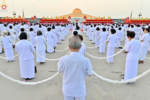 ภาพ No.79201:พิธีอัญเชิญองค์พระบรมพุทธเจ้า 24 องค์ เวียนประทักษิณรอบพระมหาธรรมกายเจดีย์ ณ วัดพระธรรมกาย  วันที่ 2 เมษายน พ.ศ. 2566