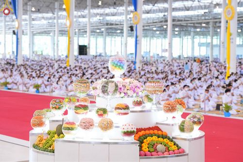 ภาพ No.83027:พิธีตักบาตร ณ บ้านแก้วเรือนทองคุณยายอาจารย์ฯ พิธีบูชาข้าวพระ ณ สภาธรรมกายสากล วัดพระธรรมกาย ในวันอาทิตย์ต้นเดือนที่ 2 ก.ค. พ.ศ.2566