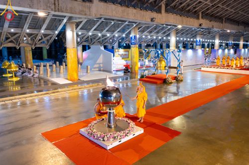 ภาพ No.86490:วันธรรมชัย ปีที่ 55 พิธีทอดผ้าป่ากฐินสมทบครั้งที่1, พิธีเจริญพุทธมนต์ ลูกนิมิตมหาสมบัติฯ พิธีจุดประทีป,พิธีฉลองชัยสวดมนต์บทธัมมจักกัปปวัตนสูตร วันอาทิตย์ที่ 27 สิงหาคม พ.ศ.2566 ณ สภาธรรมกายสากล / มหารัตนวิหารคด วัดพระธรรมกาย