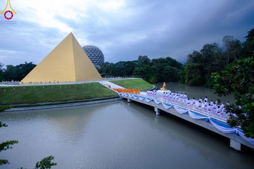 ภาพ No.89203:พิธีอัญเชิญรูปหล่อทองคำ  คุณยายอาจารย์มหารัตนอุบาสิกาจันทร์ ขนนกยูง เพื่อประดิษฐาน ณ มหาวิหารคุณยายอาจารย์ฯ เนื่องในวันครูผู้ค้นพบวิชชาธรรมกาย วันศุกร์ที่ 29 กันยายน พ.ศ. 2566