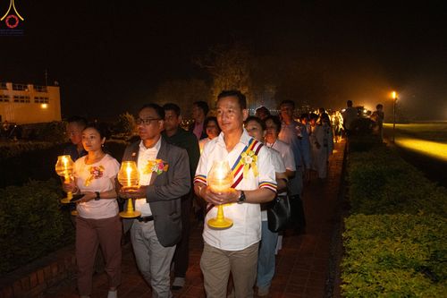 ภาพ No.78239:พิธีจุดประทีปและเวียนประทักษิณถวายเป็นพุทธบูชา ในโครงการบรรพชาสามเณรหมู่ ณ ลุมพินีวัน ประเทศเนปาล  วันที่ 16 มีนาคม พ.ศ. 2566