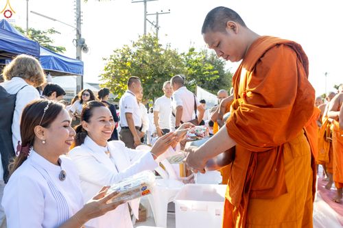 ภาพ No.282724:วันเสาร์ที่ 20 ธันวาคม พ.ศ.2568 พิธีตักบาตรพระ 10,000 รูป (ชุด 2) เนื่องในโอกาส 194 ปี จังหวัดกาญจนบุรี และอุทิศส่วนกุศลให้แด่บรรพชนทั้งหลาย บริเวณถนนสองแคว (Skywalk) เมืองกาญจนบุรี