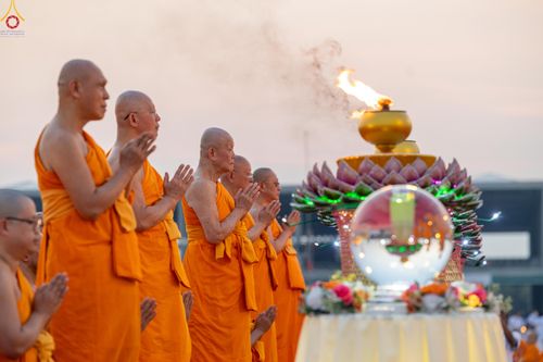 ภาพ No.307603:วันที่ 31 มกราคม พ.ศ. 2569 พิธีจุดประทีปธรรมถวายเป็นพุทธบูชา  และบูชาธรรมมหาปูชนียาจารย์ (ภาพชุดที่ 2) ณ วัดพระธรรมกาย ปทุมธานี ในโครงการธรรมยาตรา กตัญญูบูชา มหาปูชนียาจารย์ พระมงคลเทพมุนี(สด จนฺทสโร) พระผู้ปราบมาร อนุสรณ์สถาน 7 แห่ง ปีที่ 14