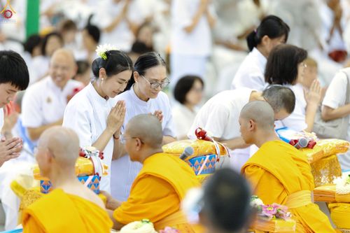 ภาพ No.330834:วันวิสาขบูชา อาทิตย์ที่ 31 พฤษภาคม พ.ศ.2569 พิธีบรรพชาสามเณรอุบาสก 11 ท่าน , พิธีถวายบาตรผ้าไตร และจตุปัจจัยไทยธรรม แด่สามเณร , พิธีอุปสมบทอุทิศชีวิต , พิธีกล่าวคำกัปปิยภัณฑ์  ณ อุโบสถพระไตรปิฎก วัดพระธรรมกาย จังหวัดปทุมธานี