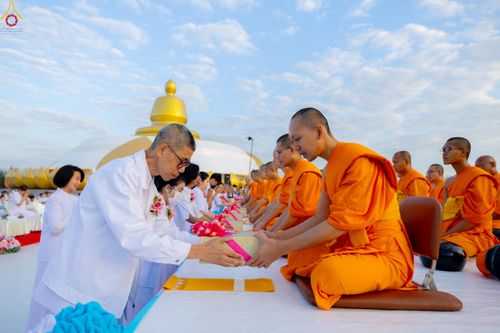 ภาพ No.302537:วันที่ 24 มกราคม พ.ศ. 2569 พิธีตักบาตรพระธรรมยาตรา ณ อนุสรณ์สถานลำดับที่ 5 สถานที่เผยแผ่วิชชาธรรมกายครั้งแรก อนุสรณ์สถานบางปลา วัดบางปลา อำเภอบางเลน จังหวัดนครปฐม ในโครงการธรรมยาตรา กตัญญูบูชา มหาปูชนียาจารย์ พระมงคลเทพมุนี(สด จนฺทสโร) พระผู้ปราบมาร อนุส