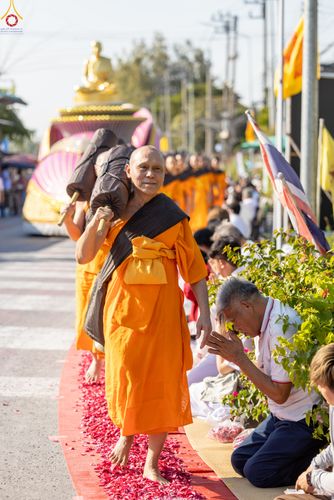 ภาพ No.292829:วันที่ 11 มกราคม พ.ศ. 2569 พิธีต้อนรับพระธรรมยาตรา ณ อนุสรณ์สถานลำดับที่ 3 สถานที่เกิดในเพศสมณะ วัดสองพี่น้อง อำเภอสองพี่น้อง จังหวัดสุพรรณบุรี ในโครงการธรรมยาตรา กตัญญูบูชา มหาปูชนียาจารย์ พระมงคลเทพมุนี(สด จนฺทสโร) พระผู้ปราบมาร อนุสรณ์สถาน 7 แห่ง ปีที