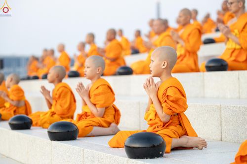 ภาพ No.279716:วันที่ 1 มกราคม พ.ศ.2569 พิธีตักบาตรในวันขึ้นปีใหม่ ณ ลานธรรม วัดพระธรรมกาย