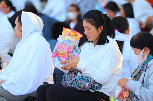 ภาพ No.292403:วันที่ 11 มกราคม พ.ศ. 2569 พิธีตักบาตรพระธรรมยาตรา ณ อนุสรณ์สถานคลองบางนางแท่น อ.สามพราน จ.นครปฐม ในโครงการธรรมยาตรา กตัญญูบูชา มหาปูชนียาจารย์ พระมงคลเทพมุนี(สด จนฺทสโร) พระผู้ปราบมาร อนุสรณ์สถาน 7 แห่ง ปีที่ 14