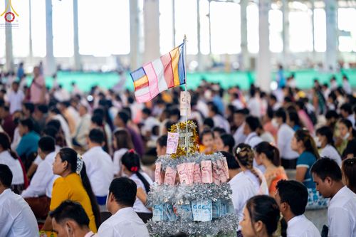 ภาพ No.83032:พิธีตักบาตร ณ บ้านแก้วเรือนทองคุณยายอาจารย์ฯ พิธีบูชาข้าวพระ ณ สภาธรรมกายสากล วัดพระธรรมกาย ในวันอาทิตย์ต้นเดือนที่ 2 ก.ค. พ.ศ.2566