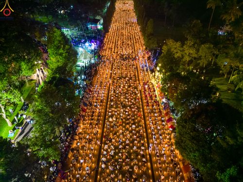 ภาพ No.82071:พิธีจุดวิสาขประทีป 22,000 ดวงและโคมลอย 3,000 ดวง ( Festival  lampion Vesak Indonesia) ณ มหาเจดียบรมพุทโธ อินโดนีเซีย  วันอาทิตย์ที่ 4 มิ.ย. พ.ศ.2566