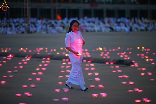 ภาพ No.137400:พิธีจุดวิสาขประทีป พิธีเวียนประทักษิณ ในวันวิสาขบูชา พุธที่ 22 พฤษภาคม พ.ศ. 2567 