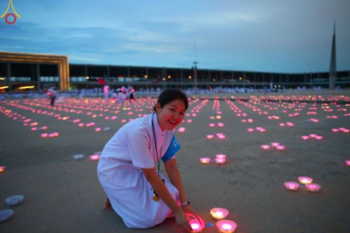ภาพ No.137402:พิธีจุดวิสาขประทีป พิธีเวียนประทักษิณ ในวันวิสาขบูชา พุธที่ 22 พฤษภาคม พ.ศ. 2567 