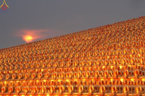 ภาพ No.137405:พิธีจุดวิสาขประทีป พิธีเวียนประทักษิณ ในวันวิสาขบูชา พุธที่ 22 พฤษภาคม พ.ศ. 2567 