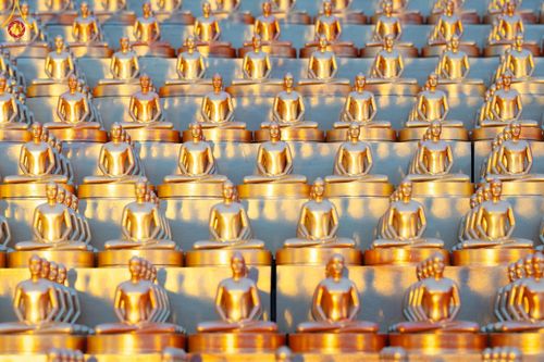 ภาพ No.137411:พิธีจุดวิสาขประทีป พิธีเวียนประทักษิณ ในวันวิสาขบูชา พุธที่ 22 พฤษภาคม พ.ศ. 2567 