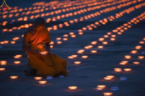 ภาพ No.137416:พิธีจุดวิสาขประทีป พิธีเวียนประทักษิณ ในวันวิสาขบูชา พุธที่ 22 พฤษภาคม พ.ศ. 2567 