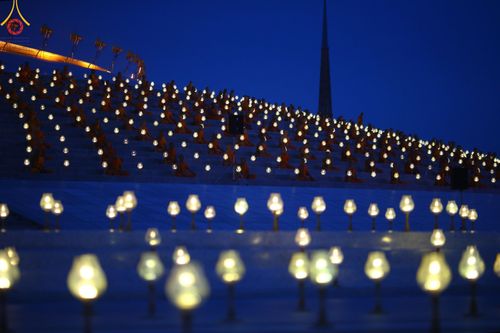 ภาพ No.137418:พิธีจุดวิสาขประทีป พิธีเวียนประทักษิณ ในวันวิสาขบูชา พุธที่ 22 พฤษภาคม พ.ศ. 2567 