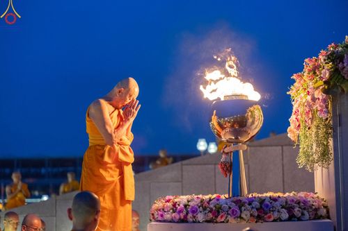 ภาพ No.137427:พิธีจุดวิสาขประทีป พิธีเวียนประทักษิณ ในวันวิสาขบูชา พุธที่ 22 พฤษภาคม พ.ศ. 2567 