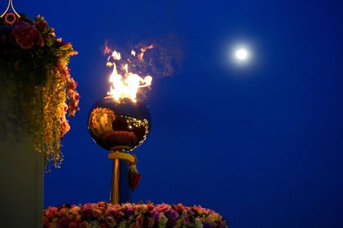 ภาพ No.137428:พิธีจุดวิสาขประทีป พิธีเวียนประทักษิณ ในวันวิสาขบูชา พุธที่ 22 พฤษภาคม พ.ศ. 2567 