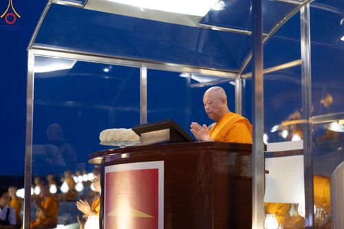 ภาพ No.137429:พิธีจุดวิสาขประทีป พิธีเวียนประทักษิณ ในวันวิสาขบูชา พุธที่ 22 พฤษภาคม พ.ศ. 2567 