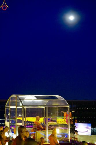 ภาพ No.137431:พิธีจุดวิสาขประทีป พิธีเวียนประทักษิณ ในวันวิสาขบูชา พุธที่ 22 พฤษภาคม พ.ศ. 2567 