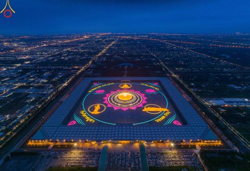 ภาพ No.137433:พิธีจุดวิสาขประทีป พิธีเวียนประทักษิณ ในวันวิสาขบูชา พุธที่ 22 พฤษภาคม พ.ศ. 2567 