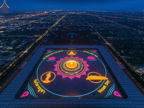 ภาพ No.137434:พิธีจุดวิสาขประทีป พิธีเวียนประทักษิณ ในวันวิสาขบูชา พุธที่ 22 พฤษภาคม พ.ศ. 2567 