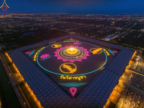 ภาพ No.137436:พิธีจุดวิสาขประทีป พิธีเวียนประทักษิณ ในวันวิสาขบูชา พุธที่ 22 พฤษภาคม พ.ศ. 2567 