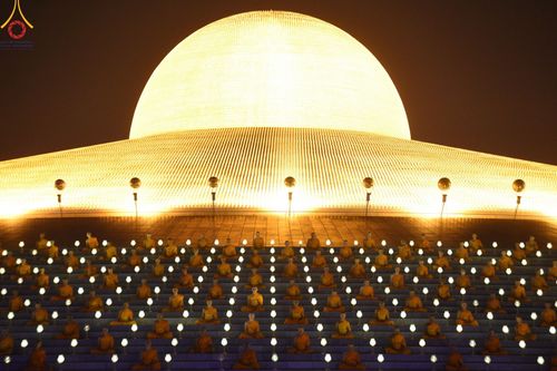 ภาพ No.137440:พิธีจุดวิสาขประทีป พิธีเวียนประทักษิณ ในวันวิสาขบูชา พุธที่ 22 พฤษภาคม พ.ศ. 2567 