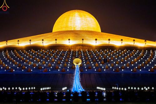 ภาพ No.137442:พิธีจุดวิสาขประทีป พิธีเวียนประทักษิณ ในวันวิสาขบูชา พุธที่ 22 พฤษภาคม พ.ศ. 2567 