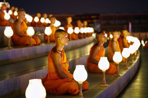 ภาพ No.137443:พิธีจุดวิสาขประทีป พิธีเวียนประทักษิณ ในวันวิสาขบูชา พุธที่ 22 พฤษภาคม พ.ศ. 2567 