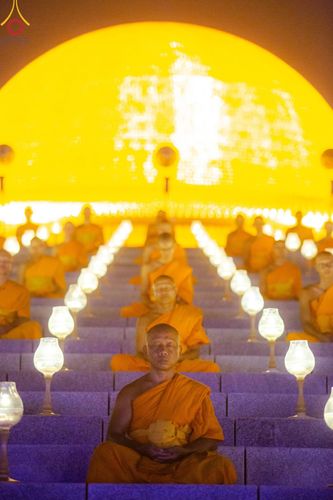 ภาพ No.137448:พิธีจุดวิสาขประทีป พิธีเวียนประทักษิณ ในวันวิสาขบูชา พุธที่ 22 พฤษภาคม พ.ศ. 2567 