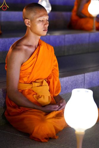 ภาพ No.137453:พิธีจุดวิสาขประทีป พิธีเวียนประทักษิณ ในวันวิสาขบูชา พุธที่ 22 พฤษภาคม พ.ศ. 2567 