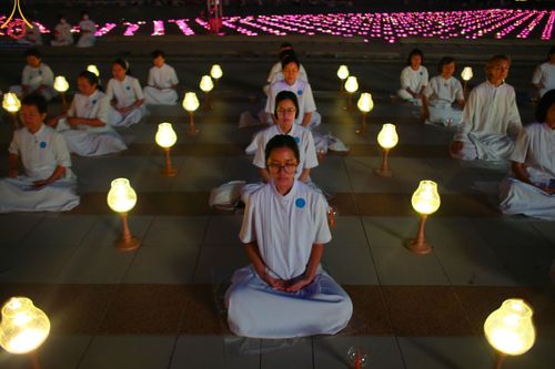 ภาพ No.137458:พิธีจุดวิสาขประทีป พิธีเวียนประทักษิณ ในวันวิสาขบูชา พุธที่ 22 พฤษภาคม พ.ศ. 2567 