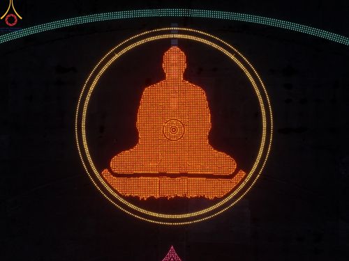 ภาพ No.137460:พิธีจุดวิสาขประทีป พิธีเวียนประทักษิณ ในวันวิสาขบูชา พุธที่ 22 พฤษภาคม พ.ศ. 2567 