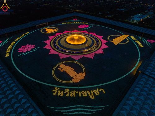 ภาพ No.137463:พิธีจุดวิสาขประทีป พิธีเวียนประทักษิณ ในวันวิสาขบูชา พุธที่ 22 พฤษภาคม พ.ศ. 2567 