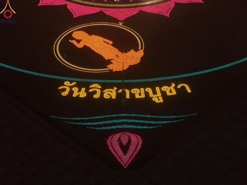 ภาพ No.137466:พิธีจุดวิสาขประทีป พิธีเวียนประทักษิณ ในวันวิสาขบูชา พุธที่ 22 พฤษภาคม พ.ศ. 2567 