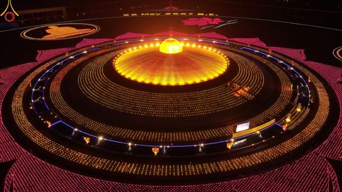 ภาพ No.137474:พิธีจุดวิสาขประทีป พิธีเวียนประทักษิณ ในวันวิสาขบูชา พุธที่ 22 พฤษภาคม พ.ศ. 2567 