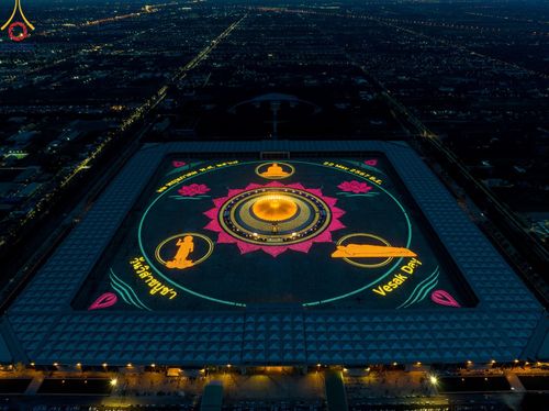 ภาพ No.137475:พิธีจุดวิสาขประทีป พิธีเวียนประทักษิณ ในวันวิสาขบูชา พุธที่ 22 พฤษภาคม พ.ศ. 2567 