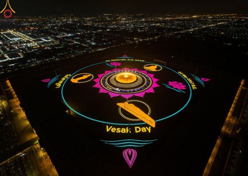 ภาพ No.137480:พิธีจุดวิสาขประทีป พิธีเวียนประทักษิณ ในวันวิสาขบูชา พุธที่ 22 พฤษภาคม พ.ศ. 2567 