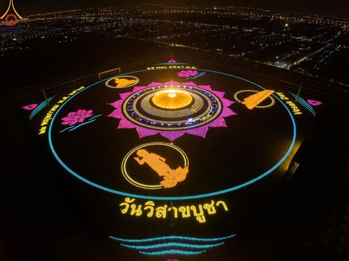 ภาพ No.137481:พิธีจุดวิสาขประทีป พิธีเวียนประทักษิณ ในวันวิสาขบูชา พุธที่ 22 พฤษภาคม พ.ศ. 2567 