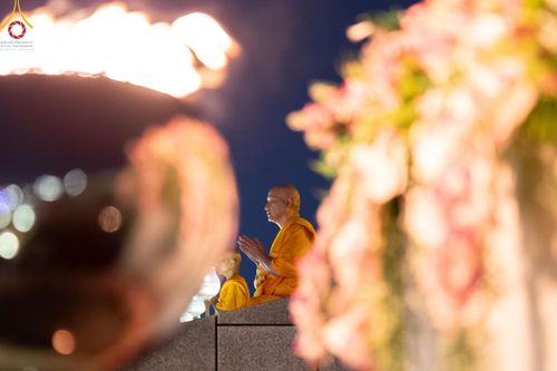 ภาพ No.137485:พิธีจุดวิสาขประทีป พิธีเวียนประทักษิณ ในวันวิสาขบูชา พุธที่ 22 พฤษภาคม พ.ศ. 2567 