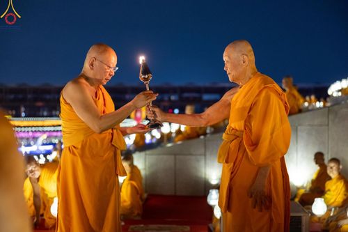ภาพ No.137489:พิธีจุดวิสาขประทีป พิธีเวียนประทักษิณ ในวันวิสาขบูชา พุธที่ 22 พฤษภาคม พ.ศ. 2567 