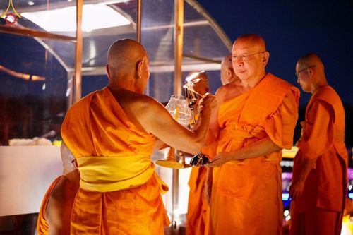 ภาพ No.137490:พิธีจุดวิสาขประทีป พิธีเวียนประทักษิณ ในวันวิสาขบูชา พุธที่ 22 พฤษภาคม พ.ศ. 2567 