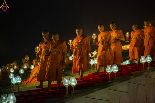 ภาพ No.137491:พิธีจุดวิสาขประทีป พิธีเวียนประทักษิณ ในวันวิสาขบูชา พุธที่ 22 พฤษภาคม พ.ศ. 2567 