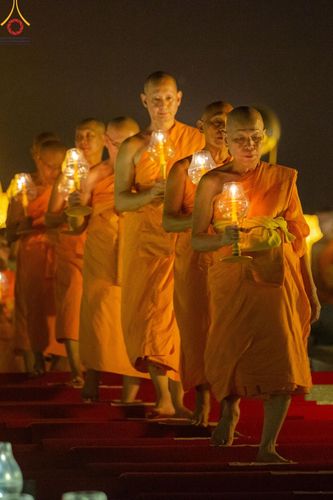 ภาพ No.137492:พิธีจุดวิสาขประทีป พิธีเวียนประทักษิณ ในวันวิสาขบูชา พุธที่ 22 พฤษภาคม พ.ศ. 2567 