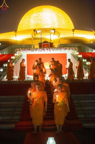 ภาพ No.137494:พิธีจุดวิสาขประทีป พิธีเวียนประทักษิณ ในวันวิสาขบูชา พุธที่ 22 พฤษภาคม พ.ศ. 2567 