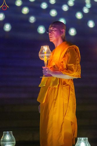 ภาพ No.137493:พิธีจุดวิสาขประทีป พิธีเวียนประทักษิณ ในวันวิสาขบูชา พุธที่ 22 พฤษภาคม พ.ศ. 2567 